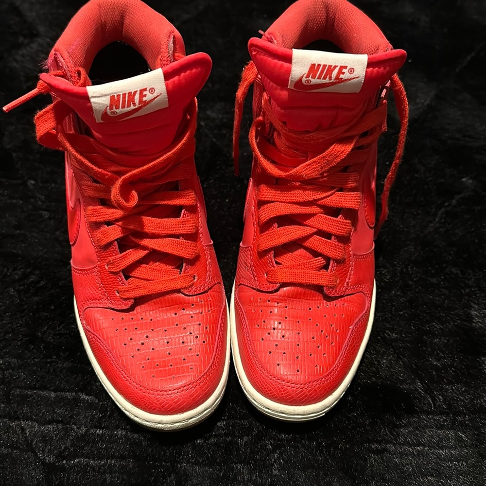 Nike Ski hi women size 8